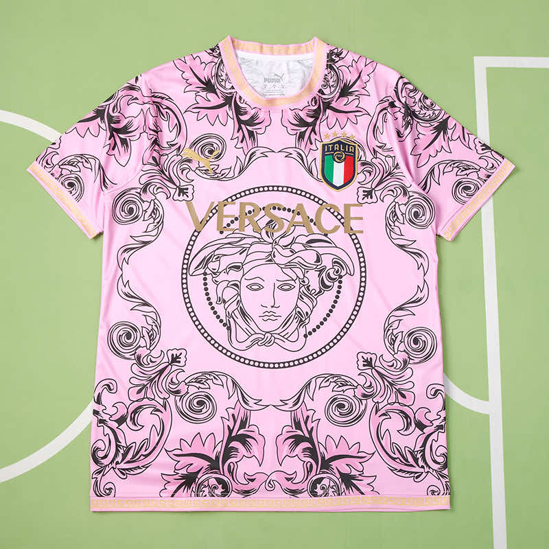 MAILLOT ITALIE CONCEPT EDITION VERSACE ROSE FAN 2023/2024