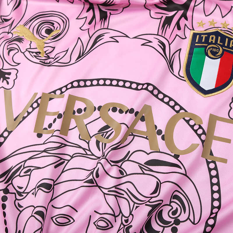 MAILLOT ITALIE CONCEPT EDITION VERSACE ROSE FAN 2023/2024