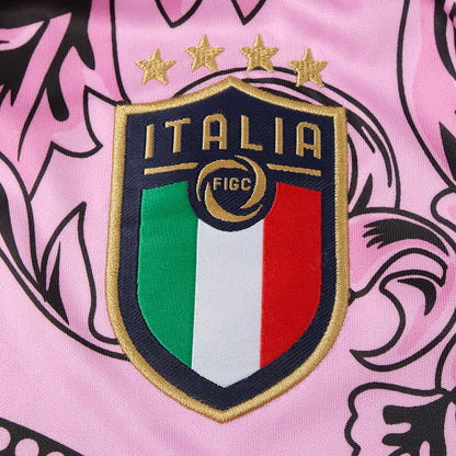 MAILLOT ITALIE CONCEPT EDITION VERSACE ROSE FAN 2023/2024