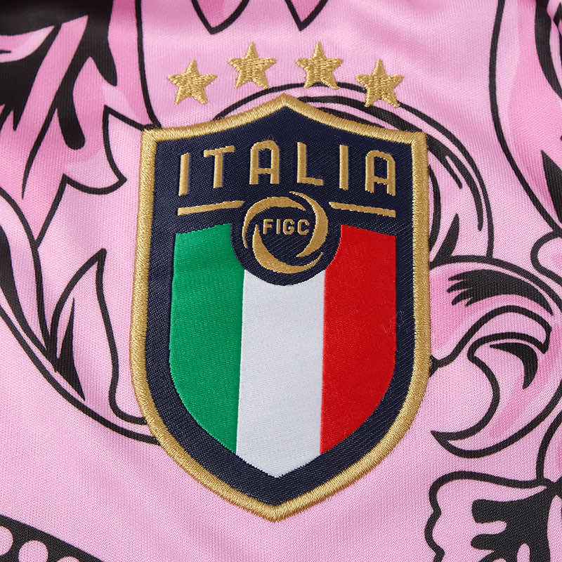 MAILLOT ITALIE CONCEPT EDITION VERSACE ROSE FAN 2023/2024