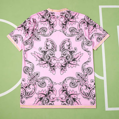 MAILLOT ITALIE CONCEPT EDITION VERSACE ROSE FAN 2023/2024